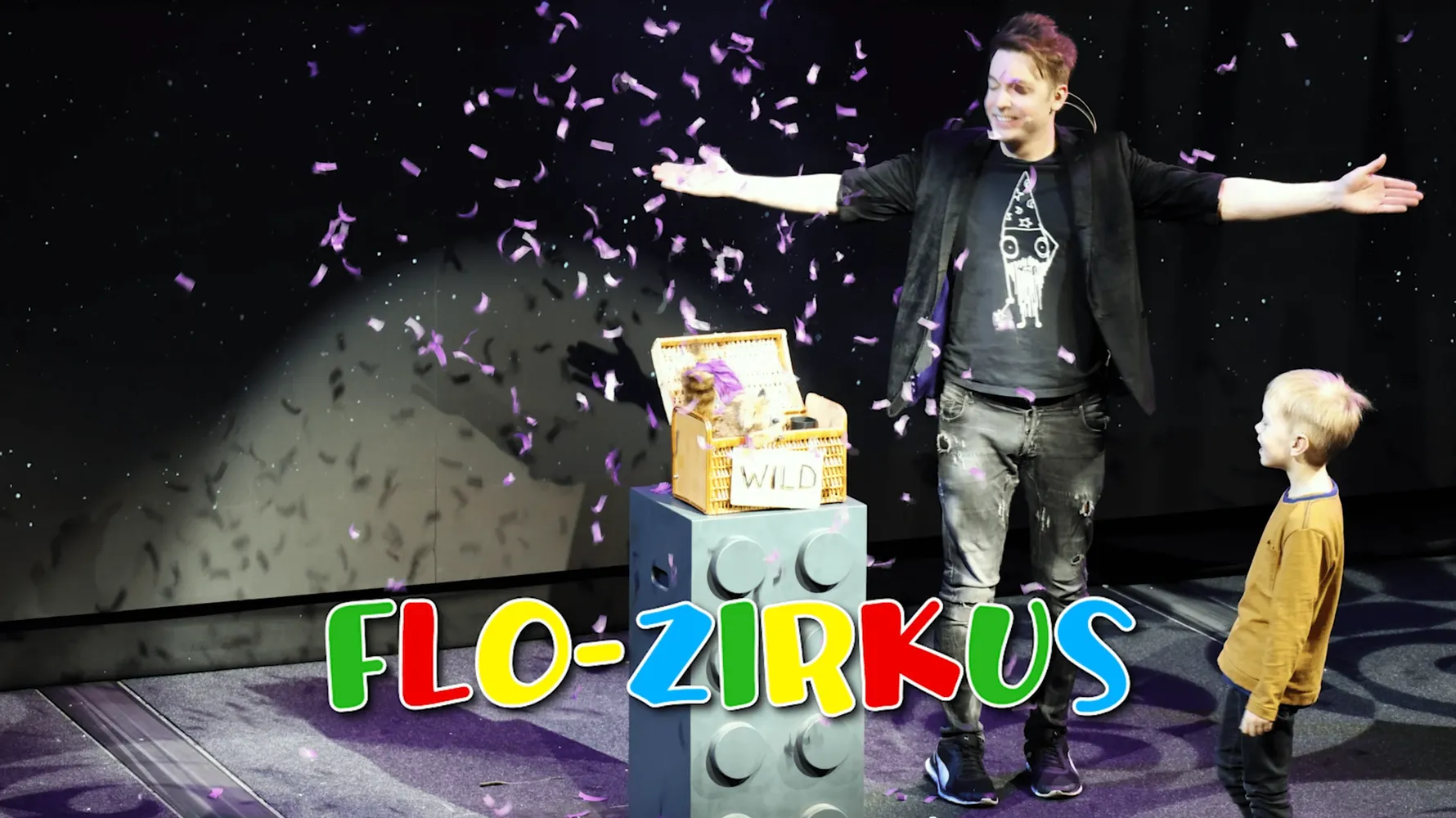 Florian Zimmer im Konfettiregen, daneben ein Junge aus dem Publikum