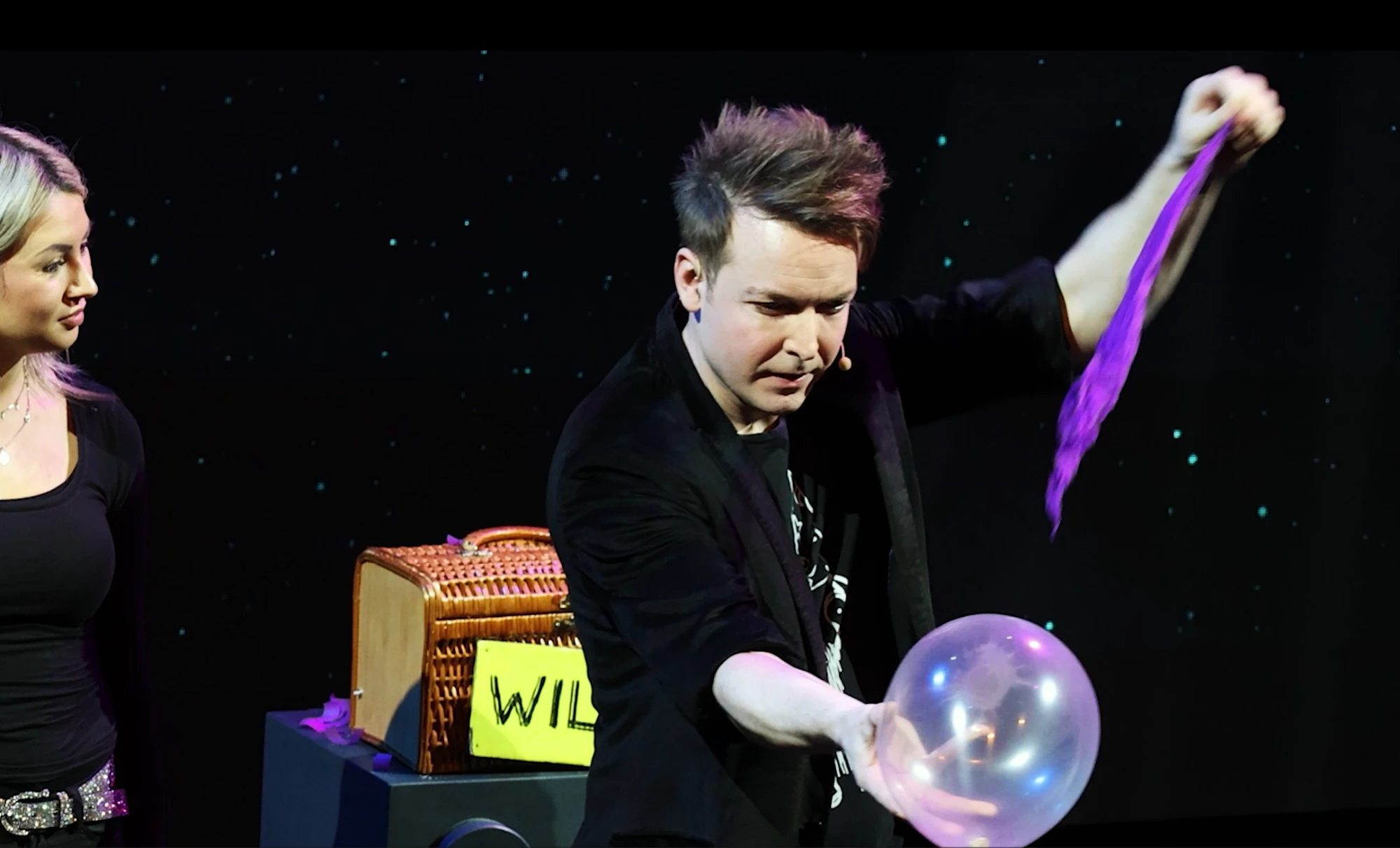 Florian Zimmer mit einem Kind auf der Bühne beim Flo-Zirkus
