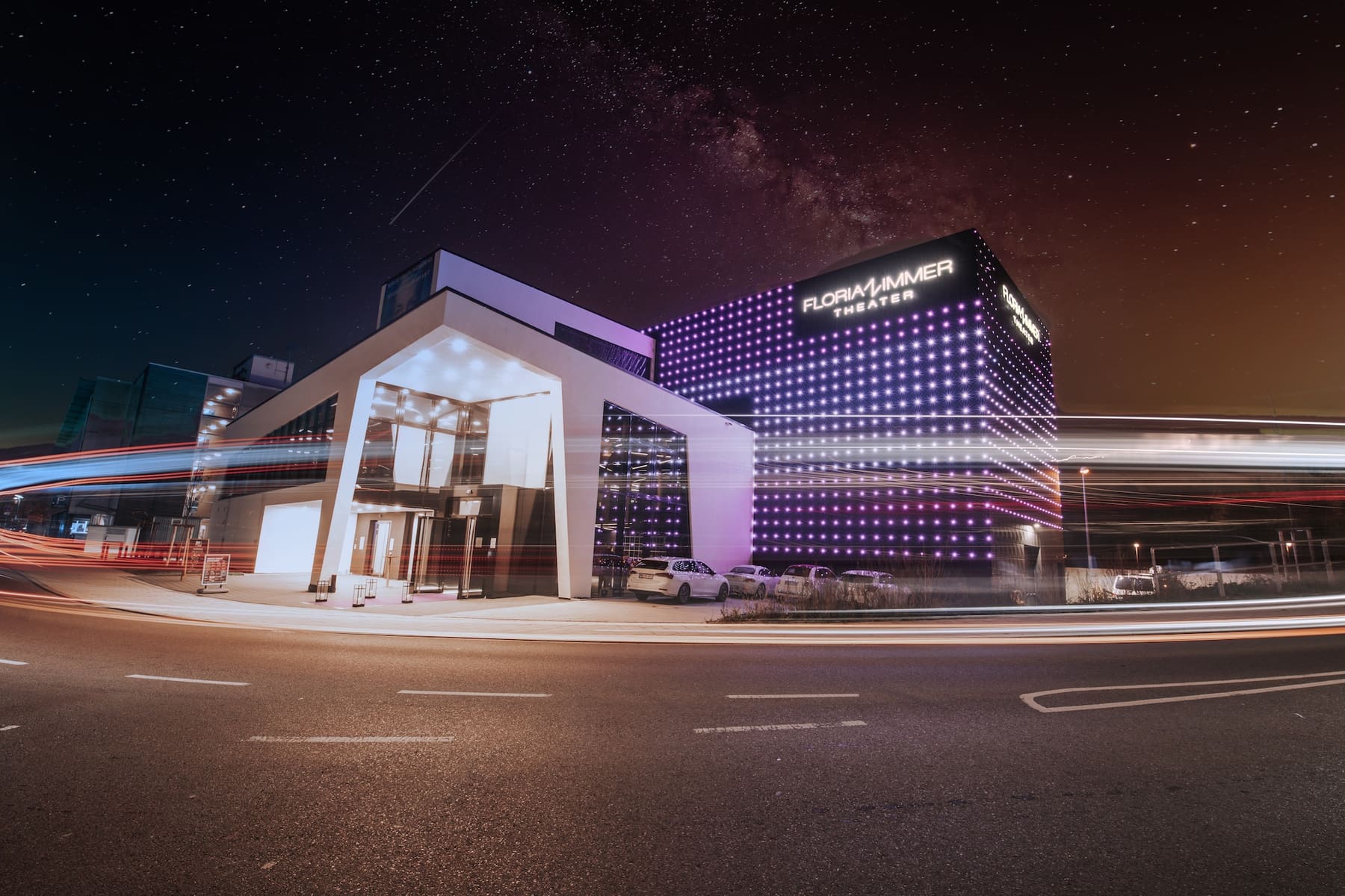 Das Theater mit dem Parkplatz davor