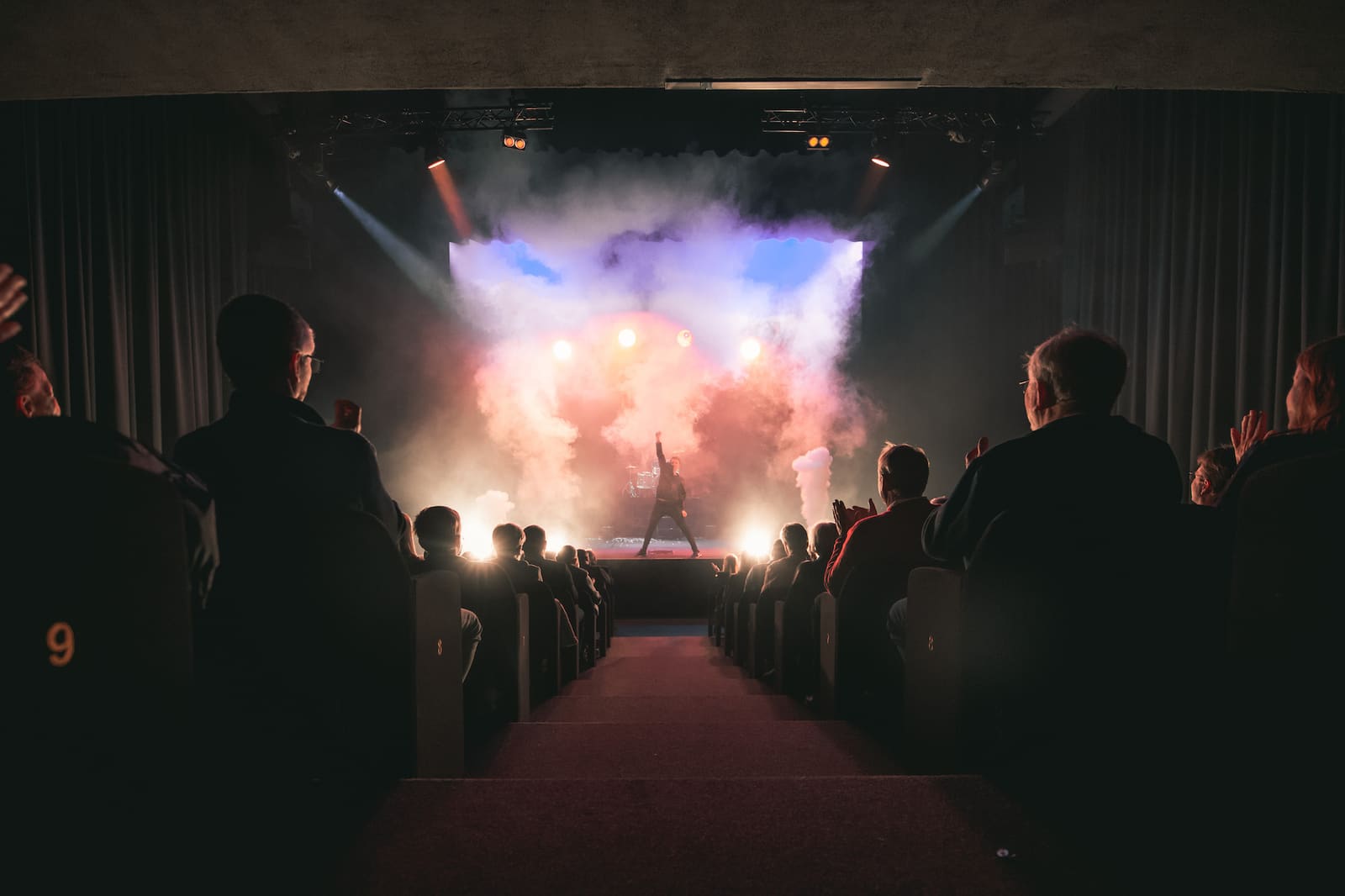 Voller Zuschauerraum während einer Live-Show im Florian Zimmer Theater