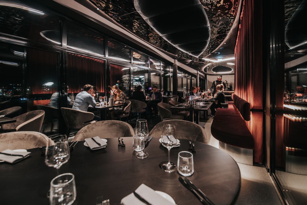 Gäste beim Essen im Restaurant MagiCuisine