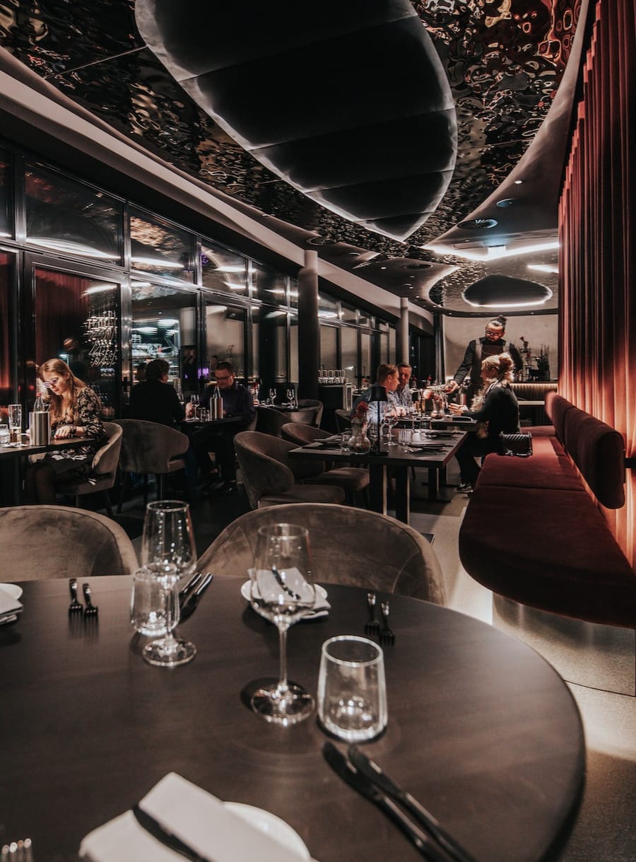 Eingedeckte Tische im Restaurant des Theaters
